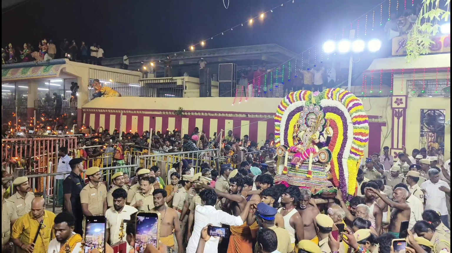மேல்மலையனூர் அங்காளம்மன் கோயில் ஆனி அமாவாசை ஊஞ்சல் உற்சவம்: பக்தர்கள் சூடம் ஏற்றி பக்தி பரவசம்! vlcsnap 2026 07 15 08h09m00s318