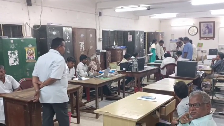 திருவாரூர் வட்டாட்சியர் அலுவலகத்தில் லஞ்ச ஒழிப்புத்துறையினர் அதிரடி சோதனை: கணக்கில் வராத ரூ.43 ஆயிரம் பறிமுதல்! vlcsnap 2026 07 18 09h04m06s906