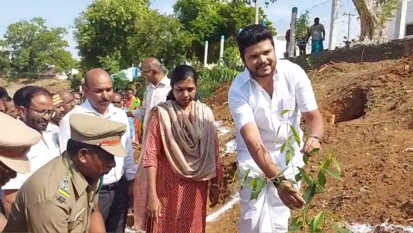 புதுக்கோட்டை: மாநகராட்சி குளங்களில் 15,000 மரக்கன்றுகள் நடும் பணி தொடக்கம்! vlcsnap 2026 07 18 12h00m08s500