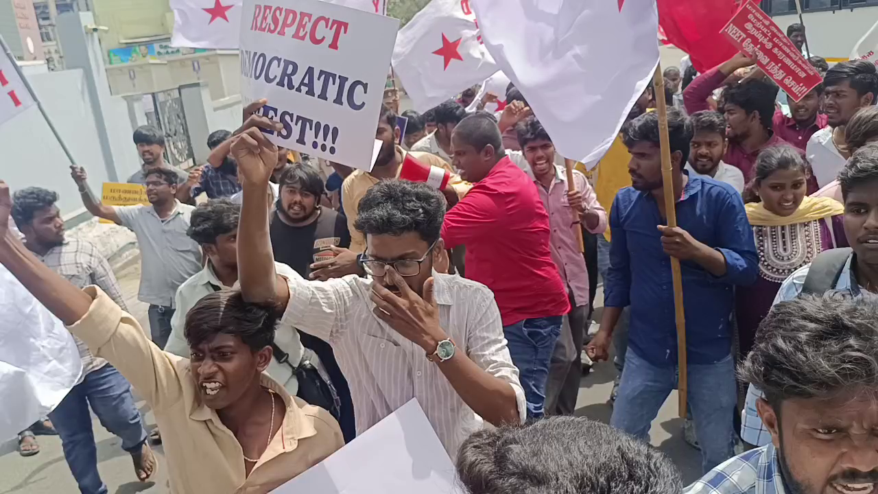 திருப்பூரில் நீட் எதிர்ப்பு போராட்டத்தில் பரபரப்பு... உருவபொம்மை எரிப்பு; மாணவர்கள் கைது! 1 vlcsnap 2026 07 22 15h16m22s462