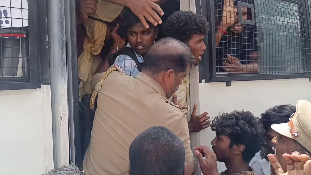 திருப்பூரில் நீட் எதிர்ப்பு போராட்டத்தில் பரபரப்பு... உருவபொம்மை எரிப்பு; மாணவர்கள் கைது! 2 vlcsnap 2026 07 22 15h16m32s819
