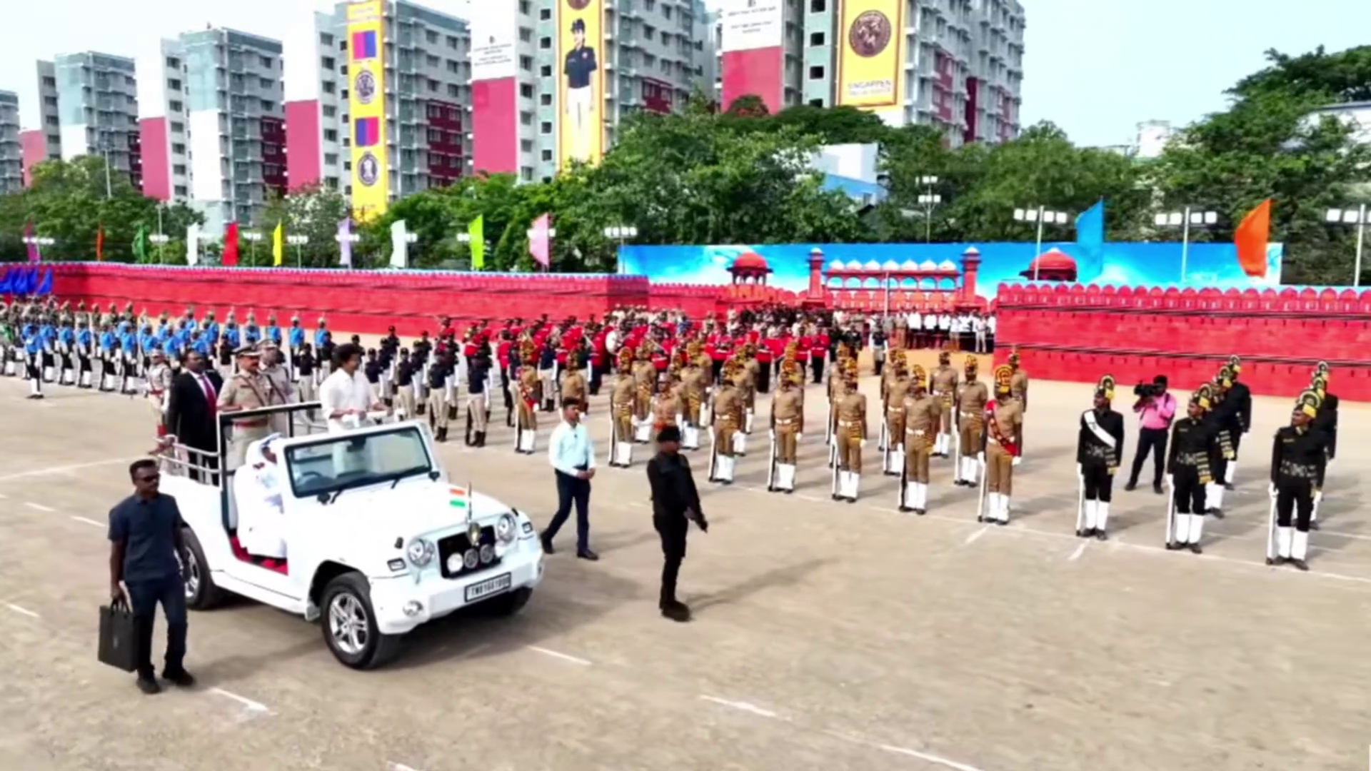 சிறப்பாக பணியாற்றிய காவல் அதிகாரிகளுக்கு பதக்கங்களை வழங்கினார் முதல்வர் விஜய்! 1 vlcsnap 2026 07 31 19h26m22s273