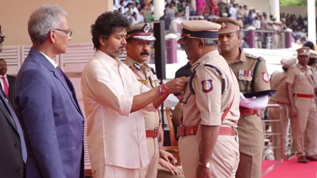 சிறப்பாக பணியாற்றிய காவல் அதிகாரிகளுக்கு பதக்கங்களை வழங்கினார் முதல்வர் விஜய்! vlcsnap 2026 07 31 19h27m15s963