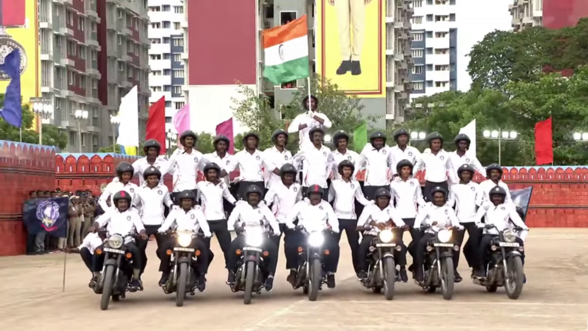 சிறப்பாக பணியாற்றிய காவல் அதிகாரிகளுக்கு பதக்கங்களை வழங்கினார் முதல்வர் விஜய்! 3 vlcsnap 2026 07 31 19h31m27s312
