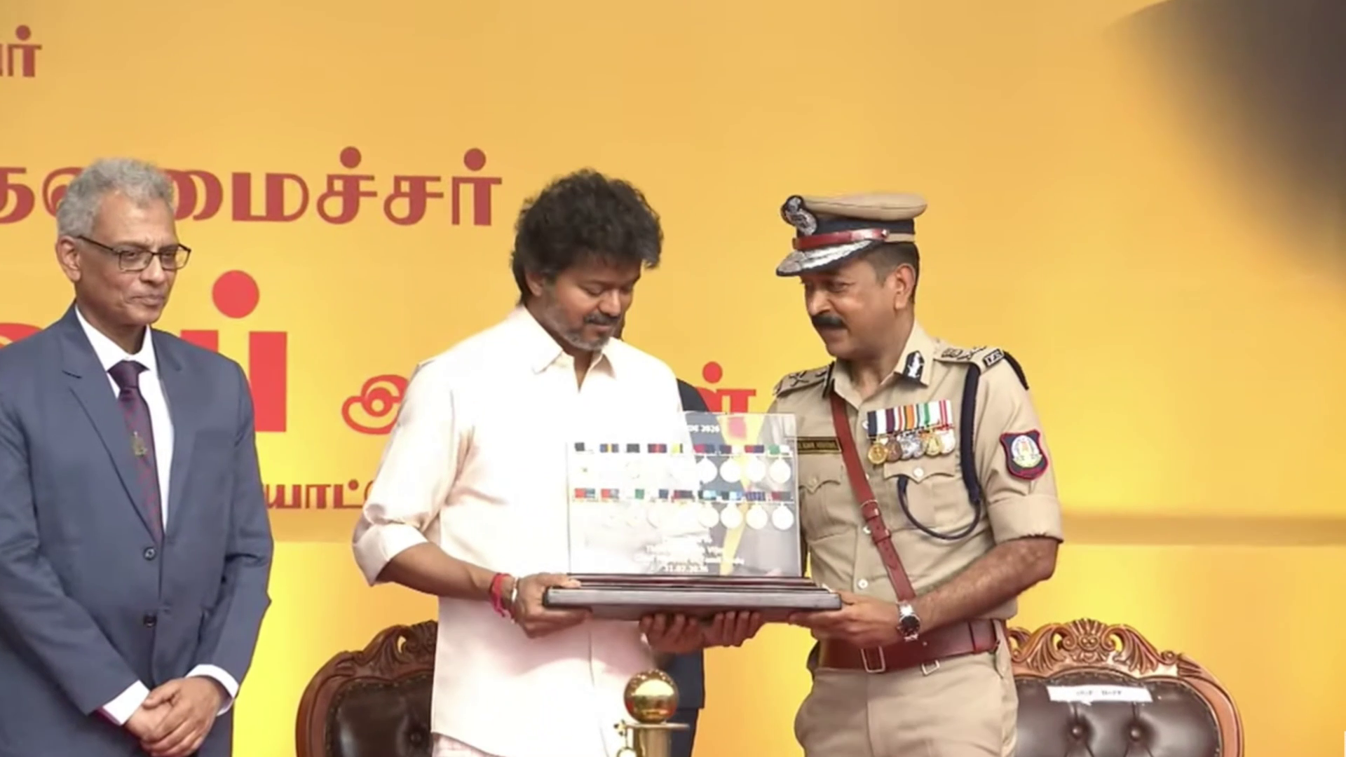 சிறப்பாக பணியாற்றிய காவல் அதிகாரிகளுக்கு பதக்கங்களை வழங்கினார் முதல்வர் விஜய்! 4 vlcsnap 2026 07 31 19h32m18s260