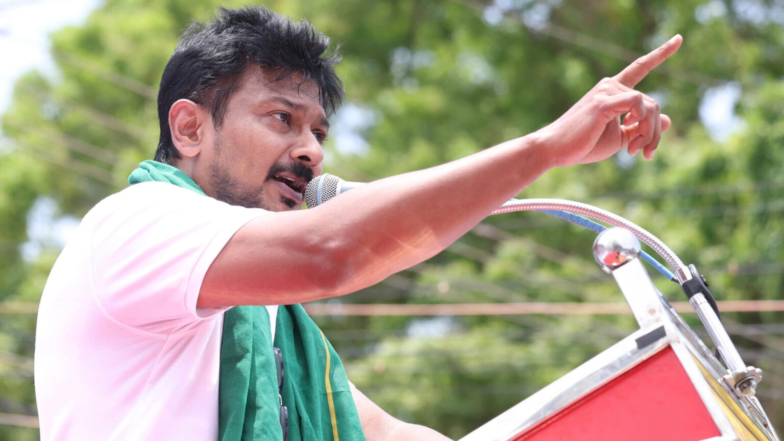 த்ரிஷா குறித்து இரட்டை அர்த்தப் பேச்சு… உதயநிதியை கைது செய்யத் திட்டமா?… வீட்டை முற்றுகையிட்டுள்ள காவல் துறை… 001 uthay