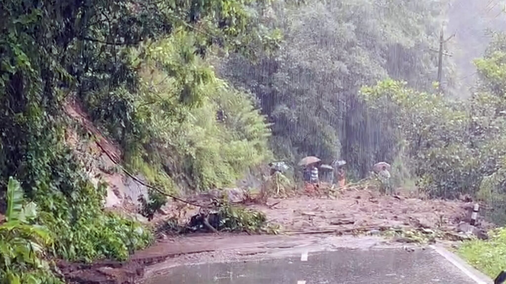 இடுக்கியில் கொட்டித் தீர்க்கும் கனமழை; நெடுஞ்சாலைகளில் மண்சரிவு – மலைப்பாதைப் பயணங்களுக்கு மாவட்ட நிர்வாகம் தடை! 016 kerala
