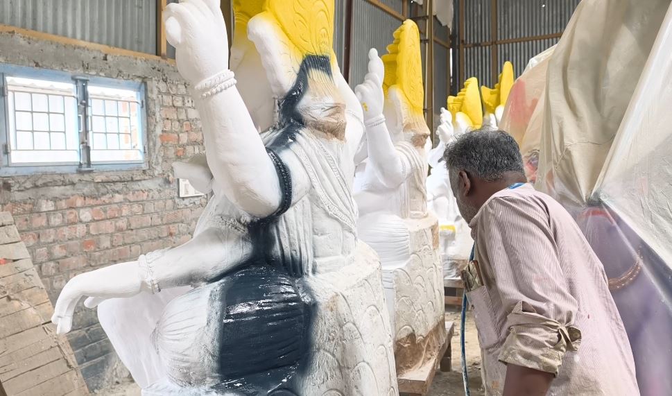 கோவை : விநாயகர் சதுர்த்தியை முன்னிட்டு சிலைகள் தயாரிப்பு மும்முரம்..! புதிய வடிவமைப்புகளில் கலைஞர்கள் அசத்தல்..! 1 3
