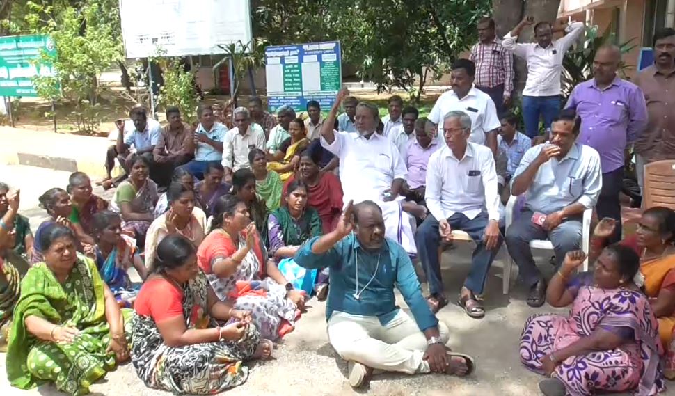 வேலூர் : திருவள்ளூர் பல்கலை. பாலியல் சீண்டல்கள்..! 3 நாட்களாக நடைபெறும் கண்டன ஆர்ப்பாட்டம்..! 4 1