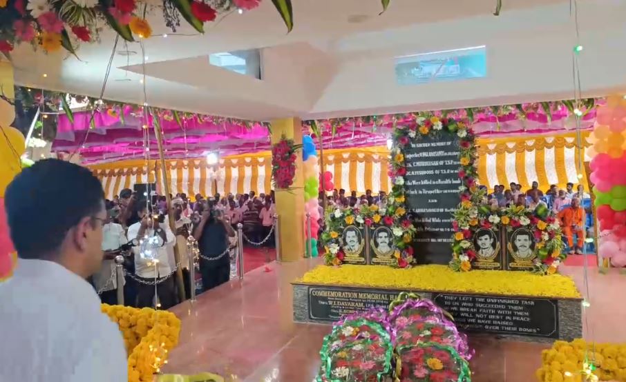 திருப்பத்தூர் : நக்சலைட்களால் உயிரிழந்த 4 காவலர்களுக்கு வீரவணக்கம்..! 30 குண்டுகள் முழங்க நினைவஞ்சலி..! 5 4