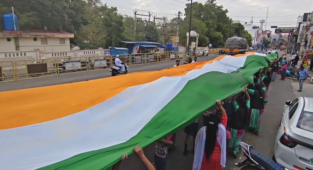 திருப்பூர் : 330மீட்டர் நீளமுள்ள தேசியக் கொடியை ஏந்திய பள்ளி மாணவர்கள்..! ஊர்வலத்தை கண்டு வியந்த பொதுமக்கள்..! 6