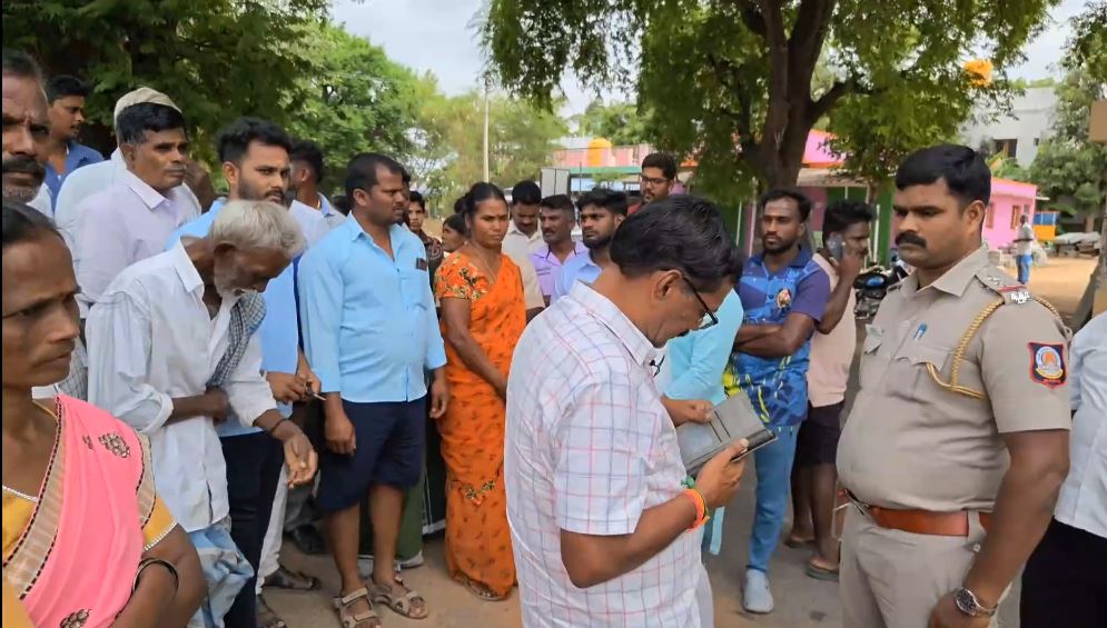 திருப்பத்தூர் : சாலை வசதிக் கோரி பொதுமக்கள் மறியல்..! மனு அளித்தும் நடவடிக்கை எடுக்கவில்லை என புகார்..! 7 1