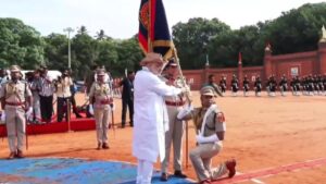 புதுச்சேரி காவல் துறைக்குச் சிறப்பு சேர்த்த குடியரசுத் தலைவர் வண்ணக் கொடி விருது!. மத்திய அமைச்சர் அமித்ஷா வழங்கினார்! Puducherry amit shah