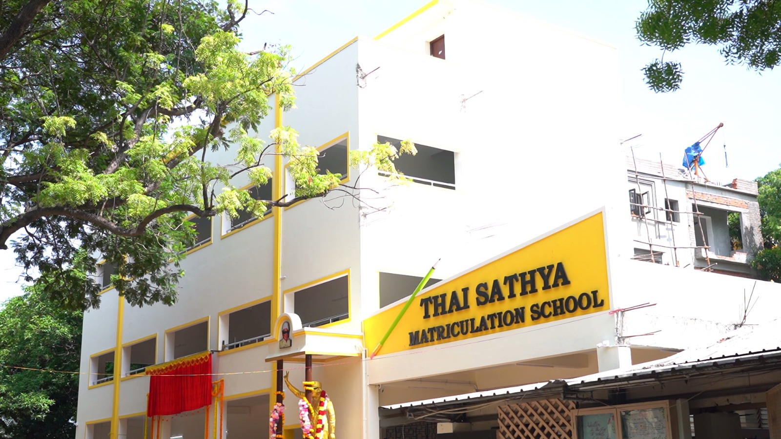 தான் படித்த பள்ளிக்கு சொந்த செலவில் 3 மாடி கட்டிடம் கட்டித் தந்த நடிகர் தனுஷ்! 1 Thai school