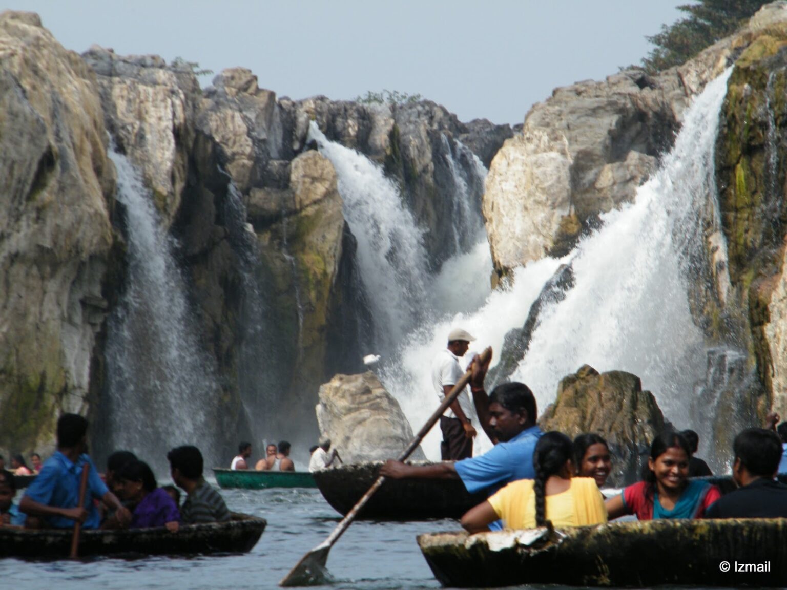 சீறிப்பாயும் காவிரி நீர்!. ஒகேனக்கலில் வெள்ளப்பெருக்கு!. குளிக்க மற்றும் பரிசல் இயக்கத் தடை! hogenakkal flood