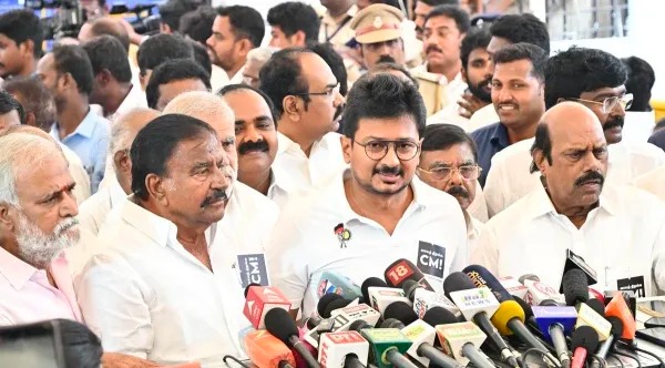நேற்று துணை நின்றவர்கள் இன்று கொண்டாட்டம்.. உதயநிதி விவகாரத்தில் சலசலக்கும் அறிவாலயம்! image 20 3