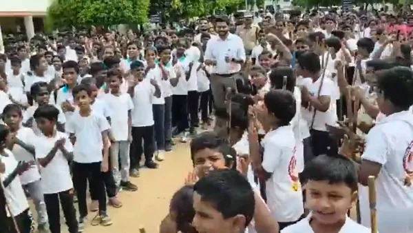 காற்றில் பறந்தது விஜய்யின் ஆர்டர்.. அரசுப் பள்ளியில் TVK முழக்கம்.. பூரித்த அமைச்சர் பிரபு!! image 20