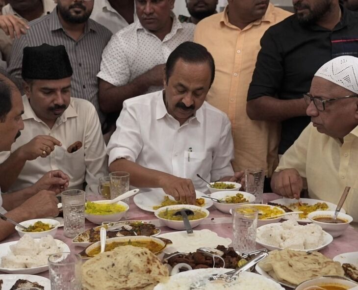 கேரள மக்கள் வெள்ளத்தில் தத்தளிக்க… முதல்வர் பங்கேற்ற விருந்து நிகழ்ச்சியால் சர்ச்சை! kerala cm