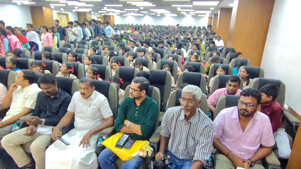 “தேவையென்றால் இந்தி கற்றுக்கொள்ளுங்கள்!" - கவிஞர் வைரமுத்து பேச்சு 1 vlcsnap 2026 08 01 17h13m23s446