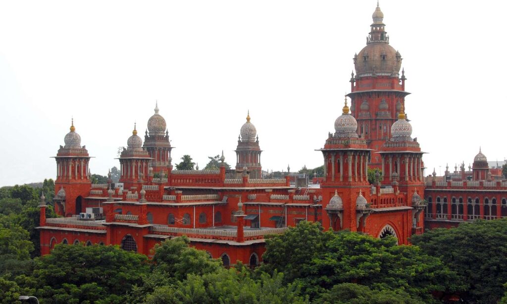 புதிய கல்விக் கொள்கை உள்ளிட்ட விவகாரங்கள் தொடர்பாக மத்திய அரசுடன் ஒப்பந்தத்தில் கையெழுத்திடாததால் தமிழக அரசுக்கு கல்வி நிதி ஒதுக்கப்படவில்லை என மத்திய அரசு சென்னை உயர் நீதிமன்றத்தில் தெரிவித்துள்ளது. கட்டாய கல்வி உரிமை சட்டத்தின்படி தனியார் பள்ளிகளில் ஏழை மாணவர்களுக்கான 25 சதவீத இட ஒதுக்கீட்டுக்கான மாணவர் சேர்க்கை இந்த ஆண்டு இதுவரை துவங்கவில்லை எனக் கூறி, கோவையைச் சேர்ந்த மறுமலர்ச்சி இயக்கம் என்ற அமைப்பின் நிர்வாகி வே.ஈஸ்வரன் என்பவர் சென்னை உயர்நீதிமன்றத்தில் வழக்கு தாக்கல் செய்திருந்தார். இந்த வழக்கு நீதிபதிகள் ஜி ஆர் சுவாமிநாதன் மற்றும் வி.லட்சுமி நாராயணன் அடங்கி அமர்வில் நேற்று விசாரணைக்கு வந்தபோது, கல்வி உரிமைச் சட்டத்தின் கீழ், 25 சதவீத இட ஒதுக்கீட்டு இடங்களுக்கு தமிழகத்துக்கு ஒதுக்க வேண்டிய நிதி குறித்த விவரங்களை சமர்ப்பிக்கும் படி மத்திய அரசுக்கு உத்தரவிட்டது. வழக்கு இன்று மீண்டும் விசாரணைக்கு வந்தபோது, மத்திய அரசுத்தரப்பில் ஆஜரான கூடுதல் சொலிசிட்டர் ஜெனரல் ஏ.ஆர்.எல்.சுந்தரேசன், புதிய கல்விக் கொள்கை உள்ளிட்ட விவகாரங்கள் தொடர்பாக மத்திய அரசுடன், புரிந்துணர்வு ஒப்பந்தத்தில் கையெழுத்திடாததால், 25 சதவீத ஏழை மாணவர்கள் இட ஒதுக்கீட்டுக்கான கல்விக் கட்டண தொகை ஒதுக்கப்படவில்லை எனத் தெரிவித்தார். நாடு முழுவதும் பல மாநிலங்கள் ஒப்பந்தத்தில் கையெழுத்திட்டுள்ள நிலையில், தமிழக அரசு மட்டும் கையெழுத்திடவில்லை எனவும் குறிப்பிட்டார். ஒப்பந்தத்தில் கையெழுத்திடாவிட்டால் நிதி தர மாட்டோம் என்பது மத்திய அரசு பெரியண்ணன் மனப்பான்மை காட்டுகிறது என தமிழக அரசு கூடுதல் தலைமை வழக்கறிஞர் ரவீந்திரன் தெரிவித்தார். இதையடுத்து, வழக்கின் தீர்ப்பை தேதி குறிப்பிடாமல் தள்ளிவைத்த நீதிபதிகள், 25 சதவீத இட ஒதுக்கீடு விவகாரம் தொடர்பாக மே 28 ம் தேதி நடக்க உள்ள கூட்டத்தில் எடுக்கப்பட்ட முடிவுகள் குறித்த விவரங்களை தெரிவிக்கும்படி தமிழக அரசுக்கு உத்தரவிட்டனர்.